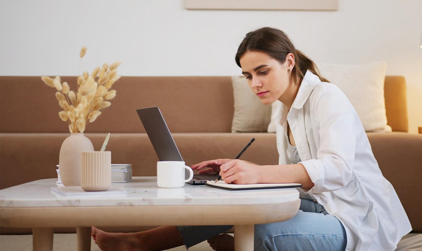 Робоче місце цифрового ілюстратора з графічним планшетом та монітором